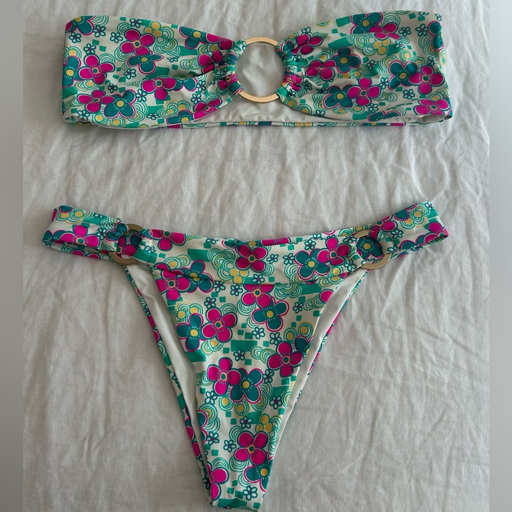 Frankie’s bikinis x Naomi flower power!